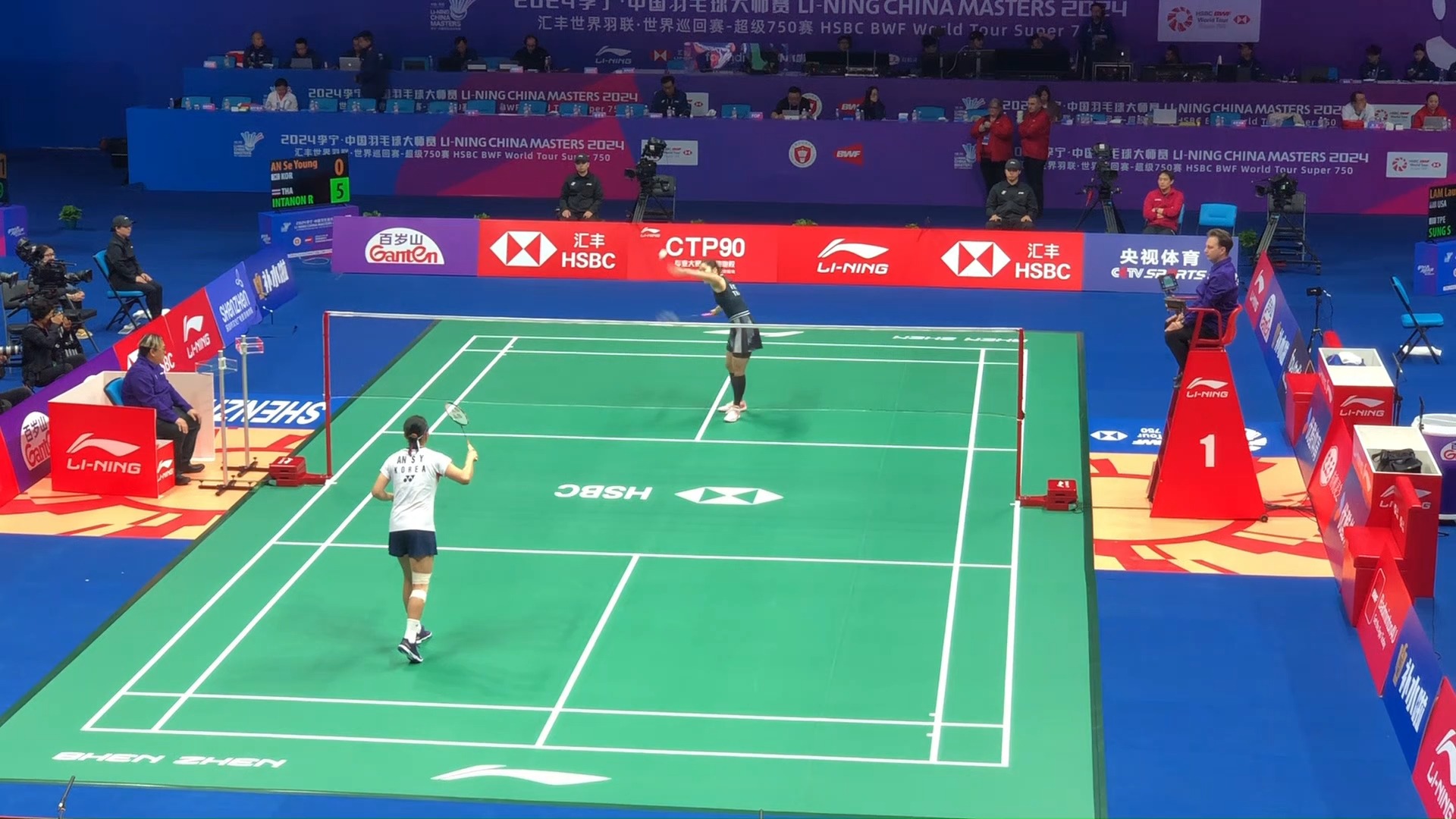 参与者们沿 参与者们沿