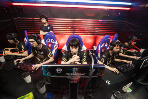 进入淘汰赛 进入淘汰赛